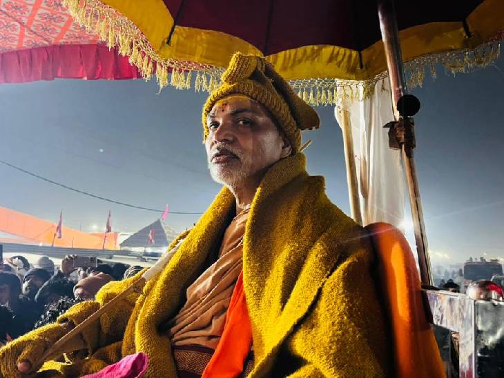 रविवार की शाम से शंकराचार्य अविमुक्तेश्वरानंद धरने पर बैठे हैं।