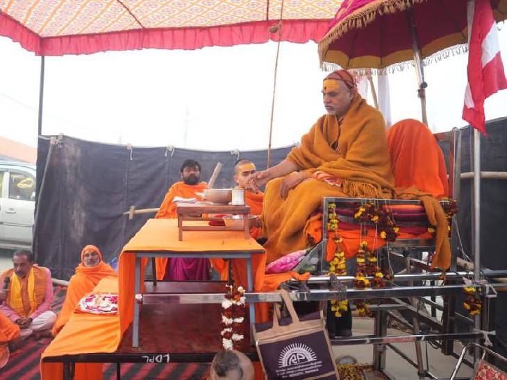 शंकराचार्य के धरने के दौरान उनके समर्थक और अनुयायी भी उनके साथ रहे।