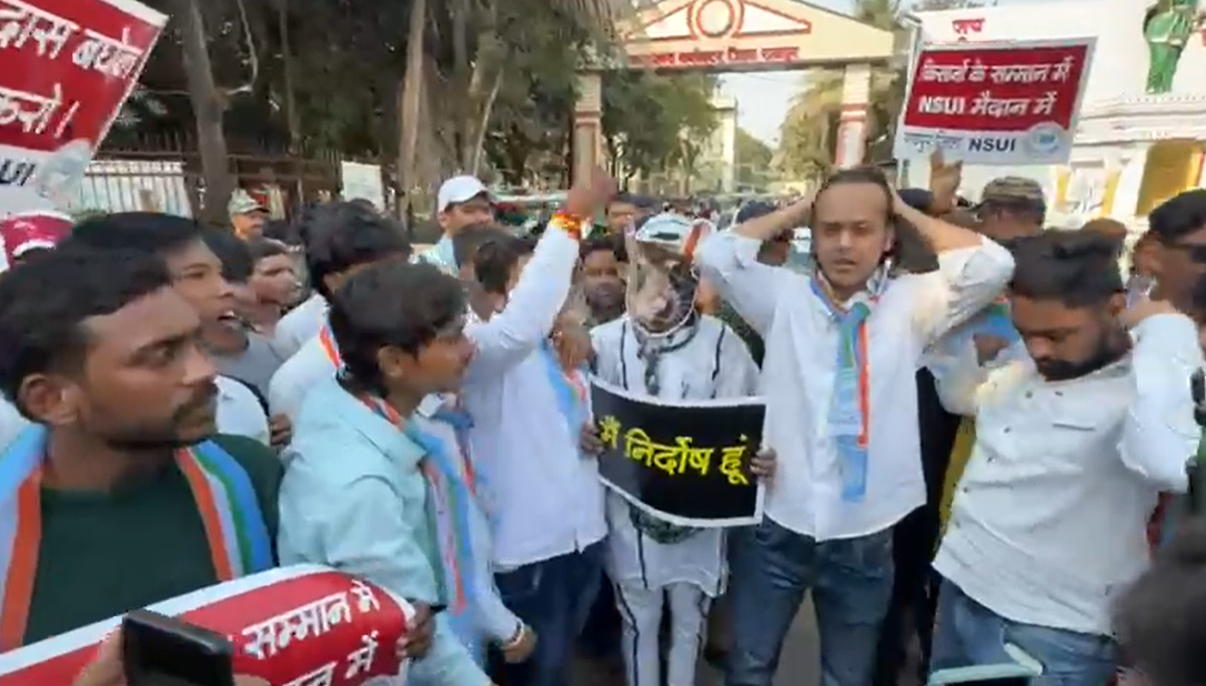 चूहे का मुखौटा लगाकर कलेक्ट्रेट पहुंचे एनएसयूआई कार्यकर्ता:  26 करोड़ के कथित धान घोटाले को लेकर किया विरोध प्रदर्शन – Raipur News