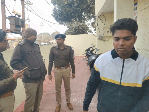 मौके पर पहुंची पुलिस ने जांच शुरू की। - Dainik Bhaskar