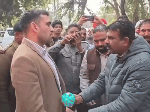 गुहला चीका से कांग्रेस विधायक देवेंद्र हंस ने एसडीएम कैप्टन प्रमेश सिंह को झुनझुना पकड़ाने की कोशिश की। हालांकि, एसडीएम ने इसे नहीं पकड़ा। - Dainik Bhaskar