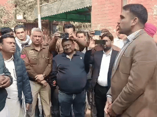 मामले को लेकर एसडीएम से बातचीत करते विधायक