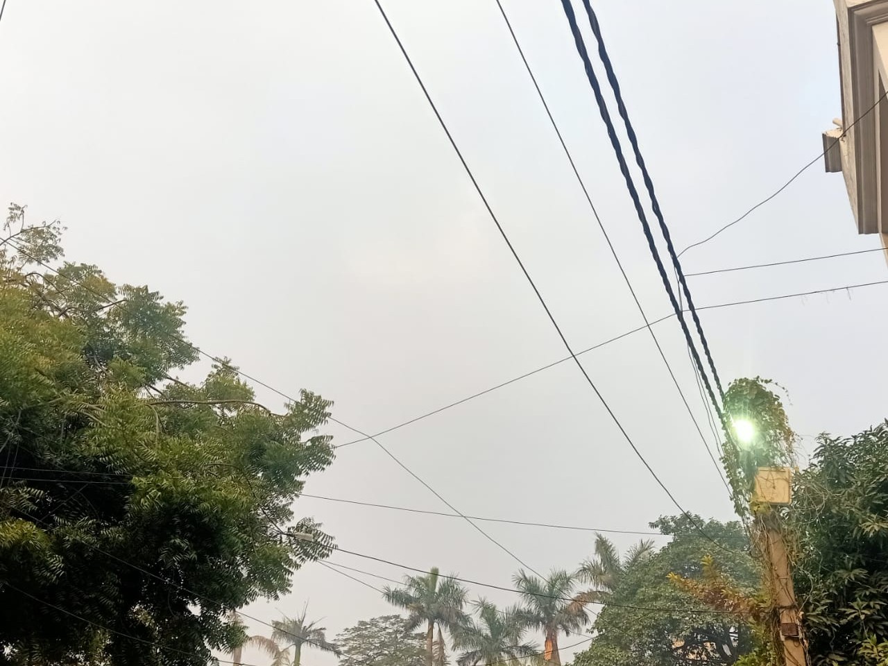 इंदिरानगर इलाके में सुबह 7:10 बजे हल्के बादल दिखे। - Dainik Bhaskar