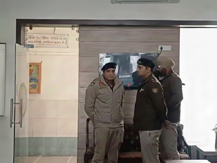 बम से उड़ाने की धमकी की सूचना के बाद स्कूल में पहुंची पुलिस।