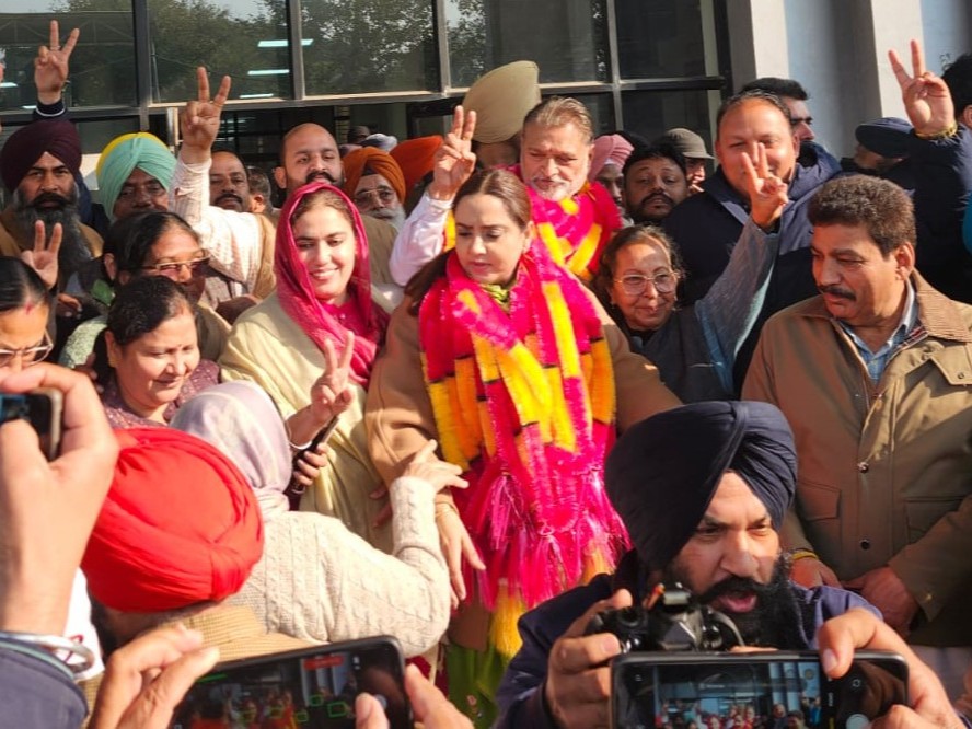 नगर निगम मेयर चुने जाने के बाद विजेता निशान हुए प्रवीन कुमार पीना व विधायका अमनदीप कौर अपने साथी पार्षदों के साथ। - Dainik Bhaskar