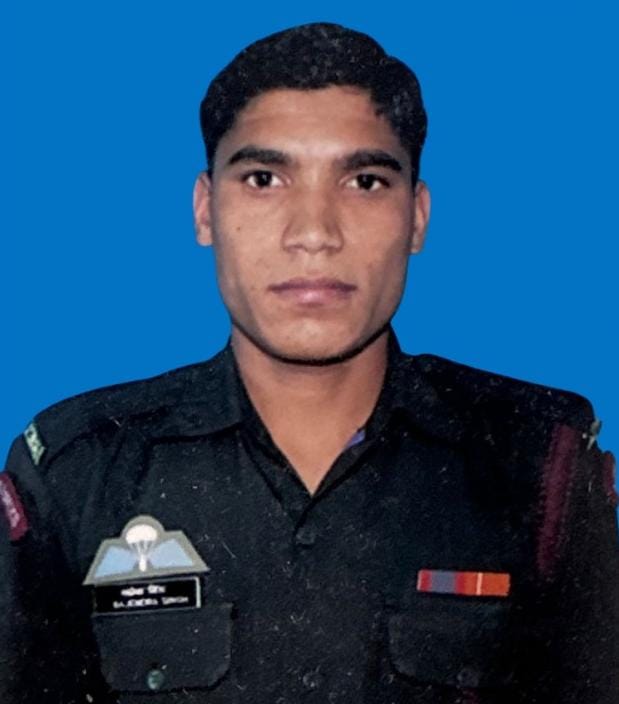 किश्तवाड़ में रविवार को घायल हवलदार गजेंद्र सिंह की सोमवार को मौत हो गई।