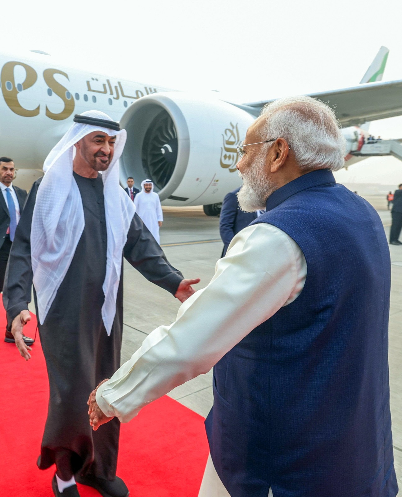 पीएम मोदी UAE के राष्ट्रपति को लेने दिल्ली के पालम एयरपोर्ट पहुंचे।