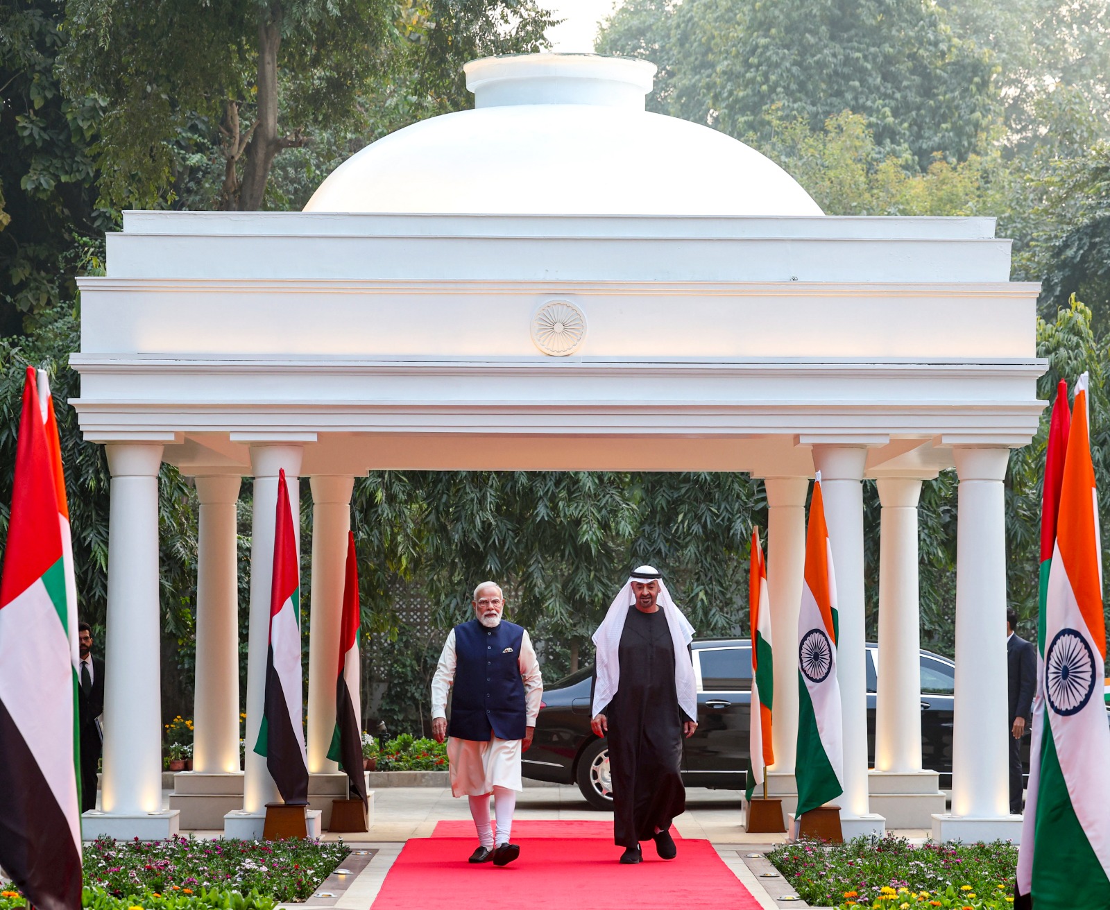 पीएम मोदी नई दिल्ली में अपने आवास पर एक मीटिंग के दौरान UAE के राष्ट्रपति शेख जायद के साथ।