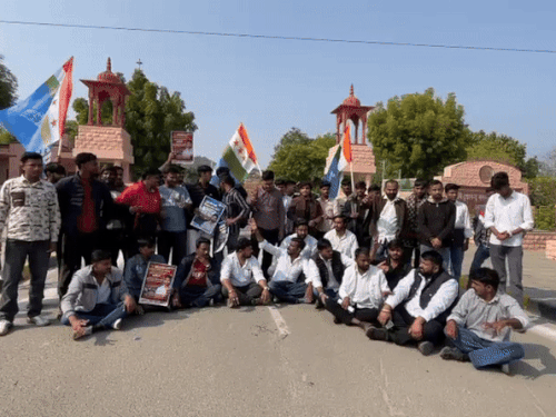 एनएसयूआई के कार्यकर्ता मेन गेट पर धरना देकर प्रदर्शन कर रहे हैं।