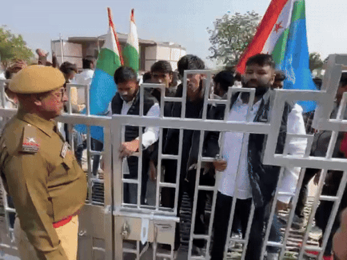 मेन गेट कर प्रदर्शन किया, पुलिस पहुंची।