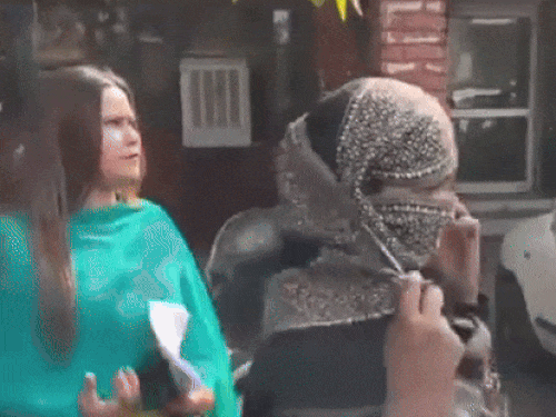 युवती शिवसेना नेता के साथ जालंधर पुलिस कमिश्नर के कार्यालय में पहुंची।