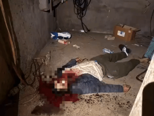 कमरे में लहूलुहान हालत में पड़ा युवक का शव।