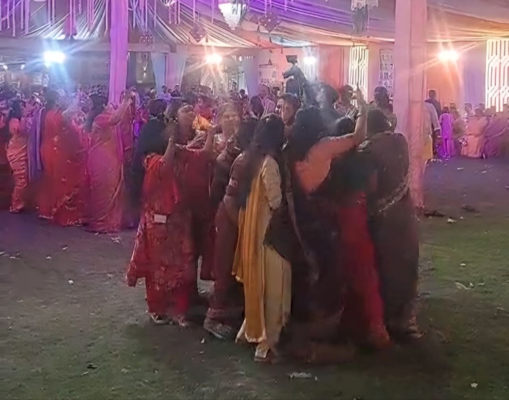 पाली शहर के अग्रसेन वाटिका में आयोजित श्री ब्राह्मण स्वर्णकार समाज के मंडोरा एवं परिहार गौत्र सम्मेलन में डांस करते हुए महिलाएं।