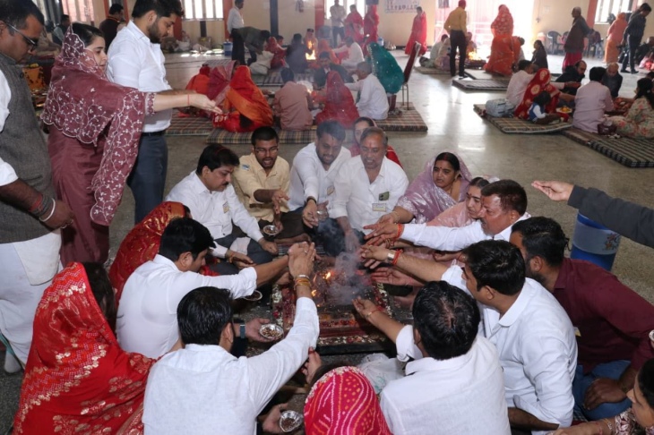 पाली शहर के अग्रसेन वाटिका में आयोजित श्री ब्राह्मण स्वर्णकार समाज के मंडोरा एवं परिहार गौत्र सम्मेलन में हवन करते हुए।