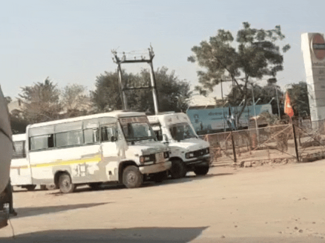 जिन बसों का स्टॉपेज न्यू पॉवर हाउस तक है उन बसों का संचालन 10 किलोमीटर दूर पेट्रोल पंप से किया जा रहा है।