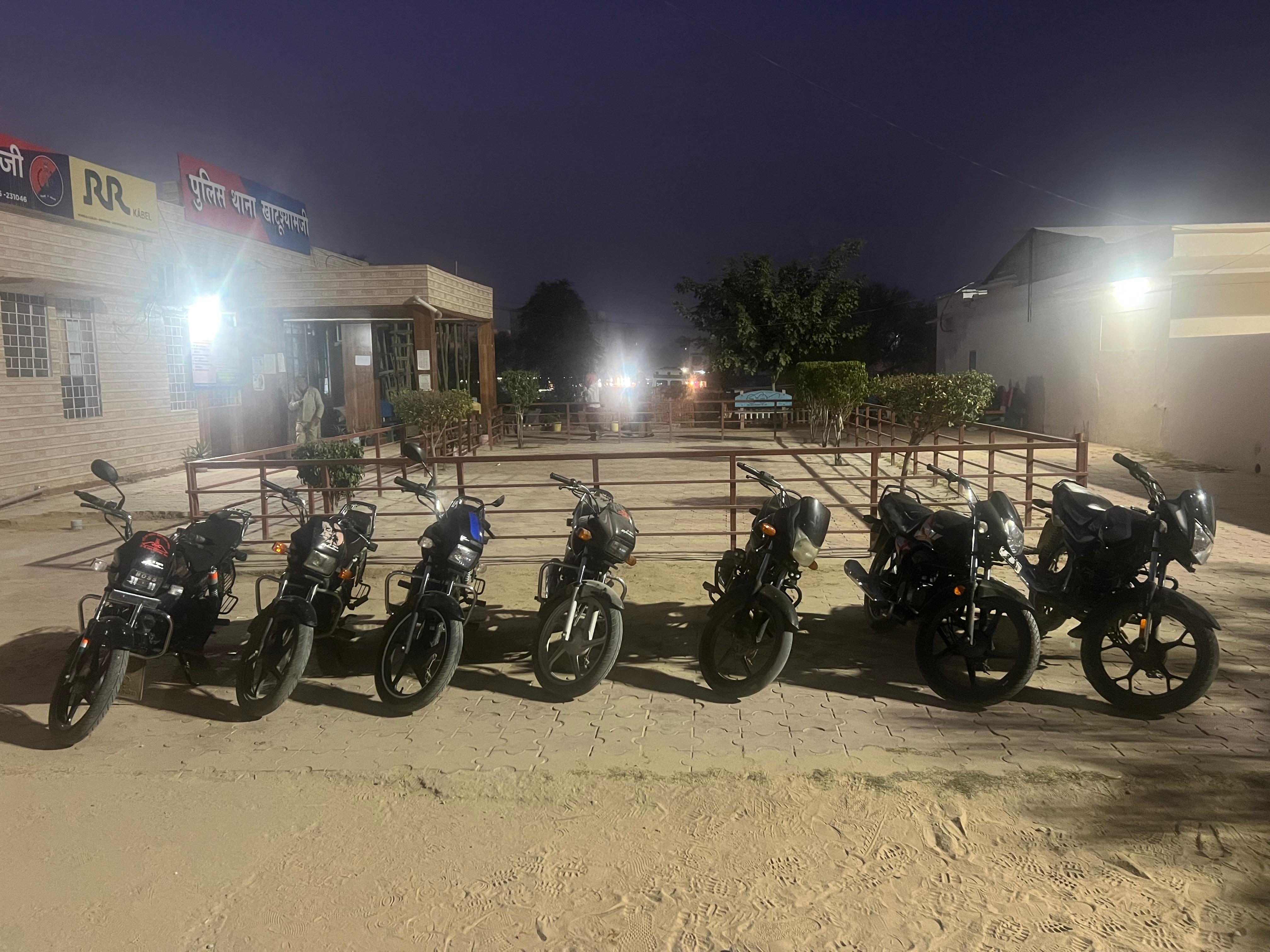 पुलिस ने रेड के दौरान जब्त की 13 बाइक।