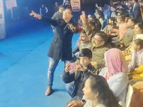 कैलाश खेर ने मंच से नीचे उतरकर लोगों के साथ गाना गाया और झूमते नजर आए।