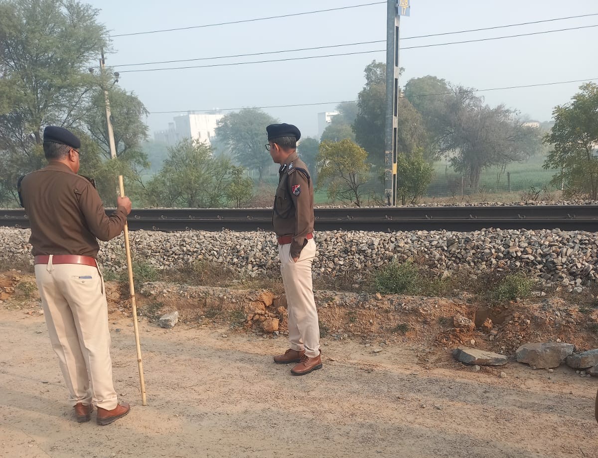 महात्मा गांधी हॉस्पिटल स्थित रेलवे फाटक के पास ट्रैक पर लोहे का एंगल रखा गया था।