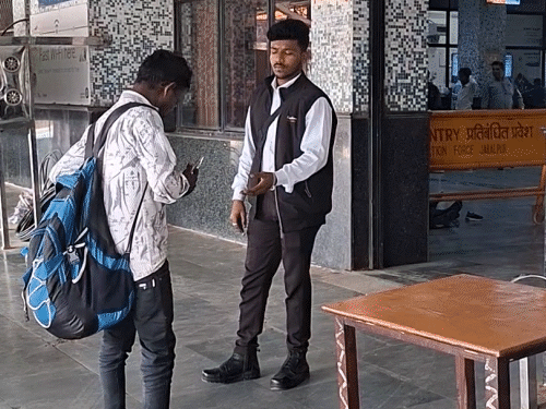 जबलपुर स्टेशन पर प्रतिदिन हो रही है टिकट चेकिंग।