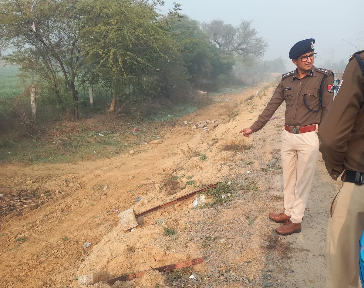 लोहे के एंगल दिखाते पुलिस अधिकारी।