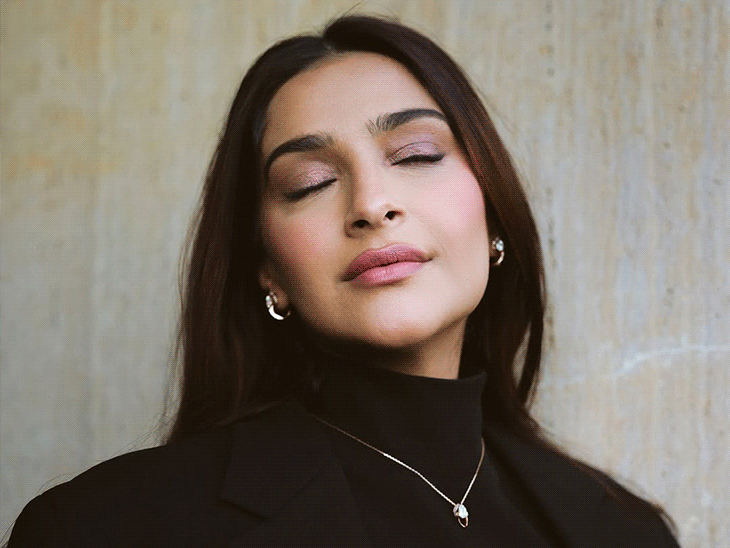 মেকআপের কথা বলতে গেলে, সোনম একটি সম্পূর্ণ গ্ল্যাম লুক বেছে নিয়েছেন। হালকা শিমার, তীক্ষ্ণ আইলাইনার এবং লম্বা দোররা চোখে দেখা যায়।