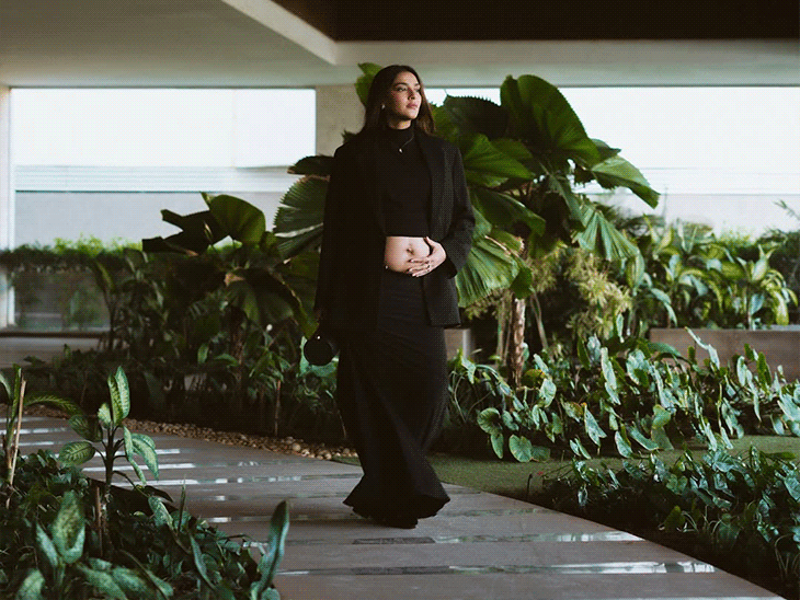 সোনমের পোশাকের অনুষঙ্গগুলো রাখা হয়েছে সাধারণ। তিনি একটি হীরার দুল, কোমরে চেইন, কিছু আংটি এবং একটি কালো হার্মিসের বালতি ব্যাগ বহন করেছিলেন।