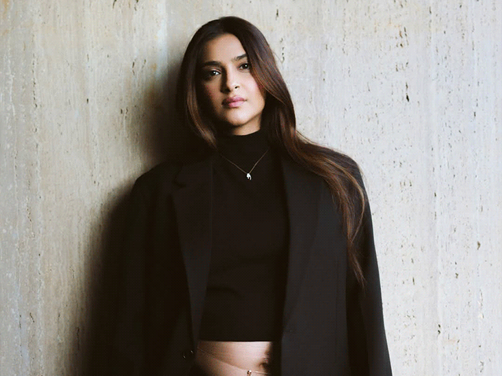 ছবিতে সোনমকে কালো পোশাকে দেখা যাচ্ছে। তিনি একটি কালো হাই-নেক ক্রপ টপ পরেছেন যার উপরে একটি স্ট্রাকচার্ড ব্লেজার রয়েছে।