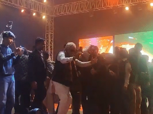 कार्यक्रम समापन के अवसर पर किरोड़ी ने भी देसी अंदाज में समर्थकों के साथ काला चश्मा लगाकर डांस किया।