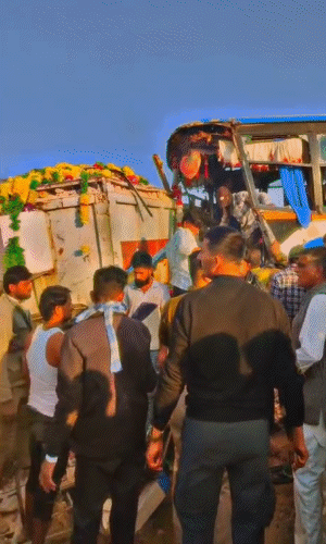 पुलिस ने ग्रामीणों की मदद से मृतकों और घायलों को बस से बाहर निकाला।