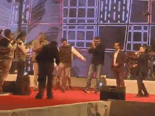 मंच पर कैलाश खेर के साथ कलेक्टर कानाराम, एसपी अनिल कुमार बेनीवाल, जिला परिषद सीईओ गौरव बुडानिया और पर्यटन विभाग के सहायक निदेशक मधुसूदन सिंह चारण भी झूमे।