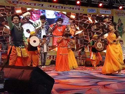 मौजूद लोग अनुज शर्मा के कार्यक्रम का आनंद लेते हुए झूमे।