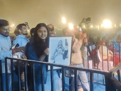कार्यक्रम के दौरान सवाई माधोपुर की एक युवती कैलाश खेर की चारकोल पेंटिंग बनाकर मंच तक पहुंची।