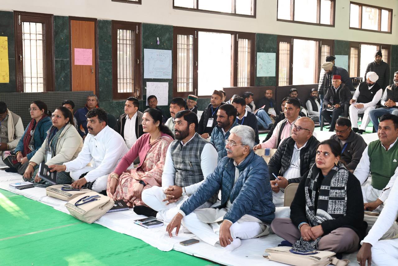 ट्रेनिंग कैंप में मौजूद कांग्रेस प्रदेश अध्यक्ष राव नरेंद्र सिंह व अन्य नेता।