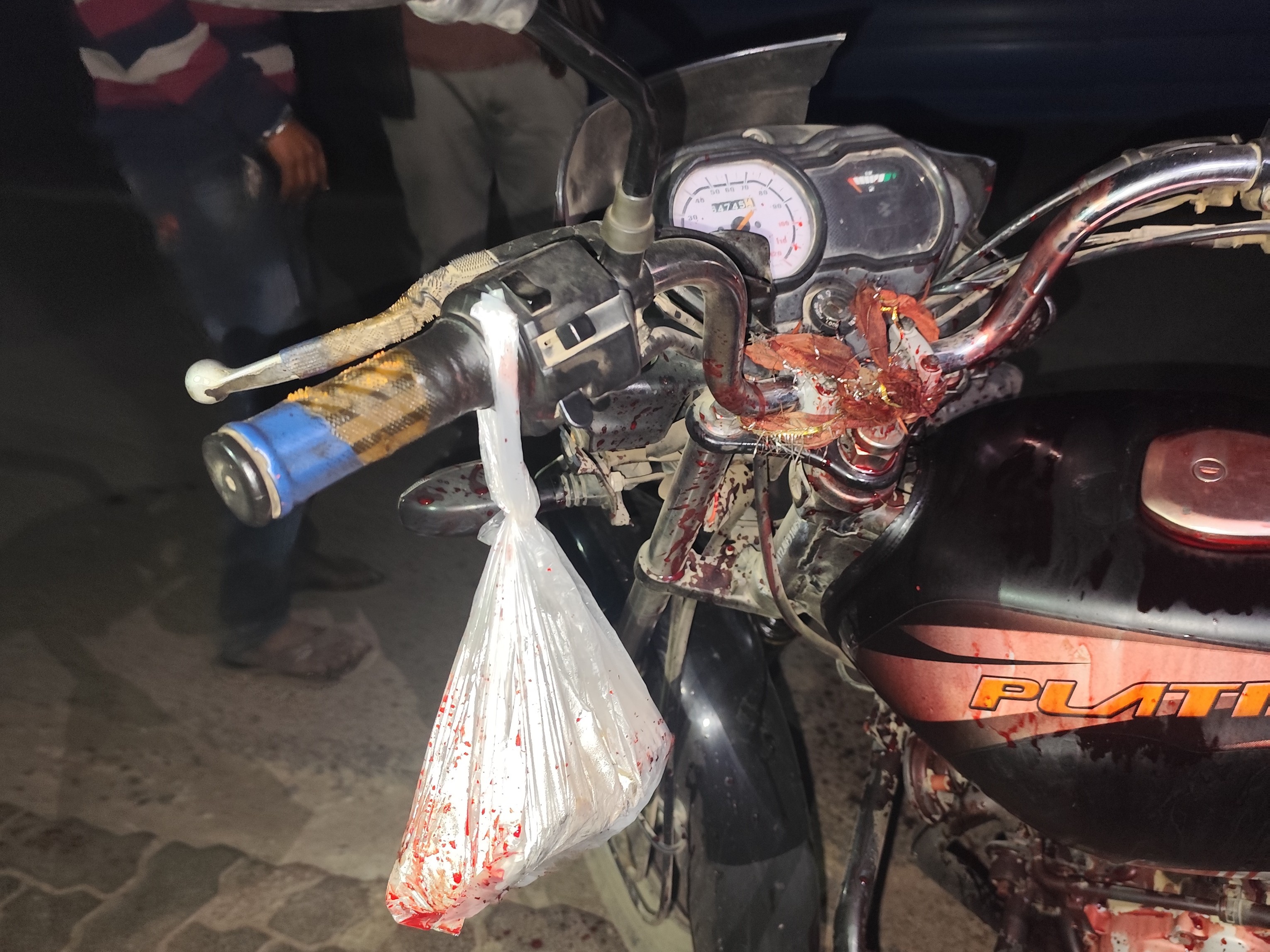 युवक के शव के पास में ही बाइक खड़ी मिली जिस पर खून ही खून फैला था।