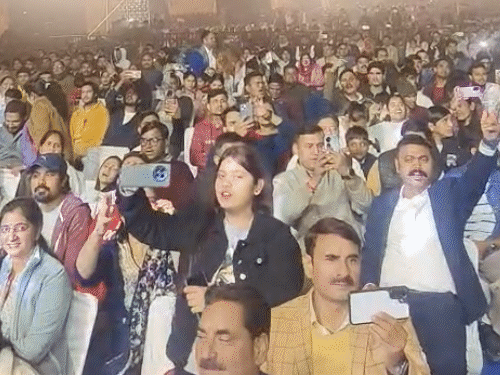 म्युजिकल नाइट में कैलाश खेर को सुनने के लिए बड़ी संख्या में लोग पहुंचे थे।