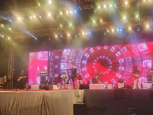 हाथ में डमरू थामकर जब 'बकड़ बम बम बम लहरी' गाया तो मौजूद लोगों की भीड़ जैसे शिव में लीन हो गई।