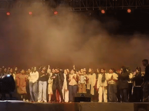 कैलाश खेर सोमवार शाम करीब 7.30 बजे मंच पर पहुंचे थे। 9.30 बजे मंच छोड़ने से पहले युवाओं के साथ गाना गाते हुए ग्रुप डांस किया।