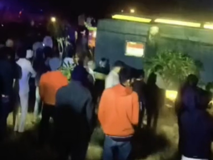 दिल्ली-मुंबई-वडोदरा एक्सप्रेसवे पर हादसे के बाद मौजूद लोग ।