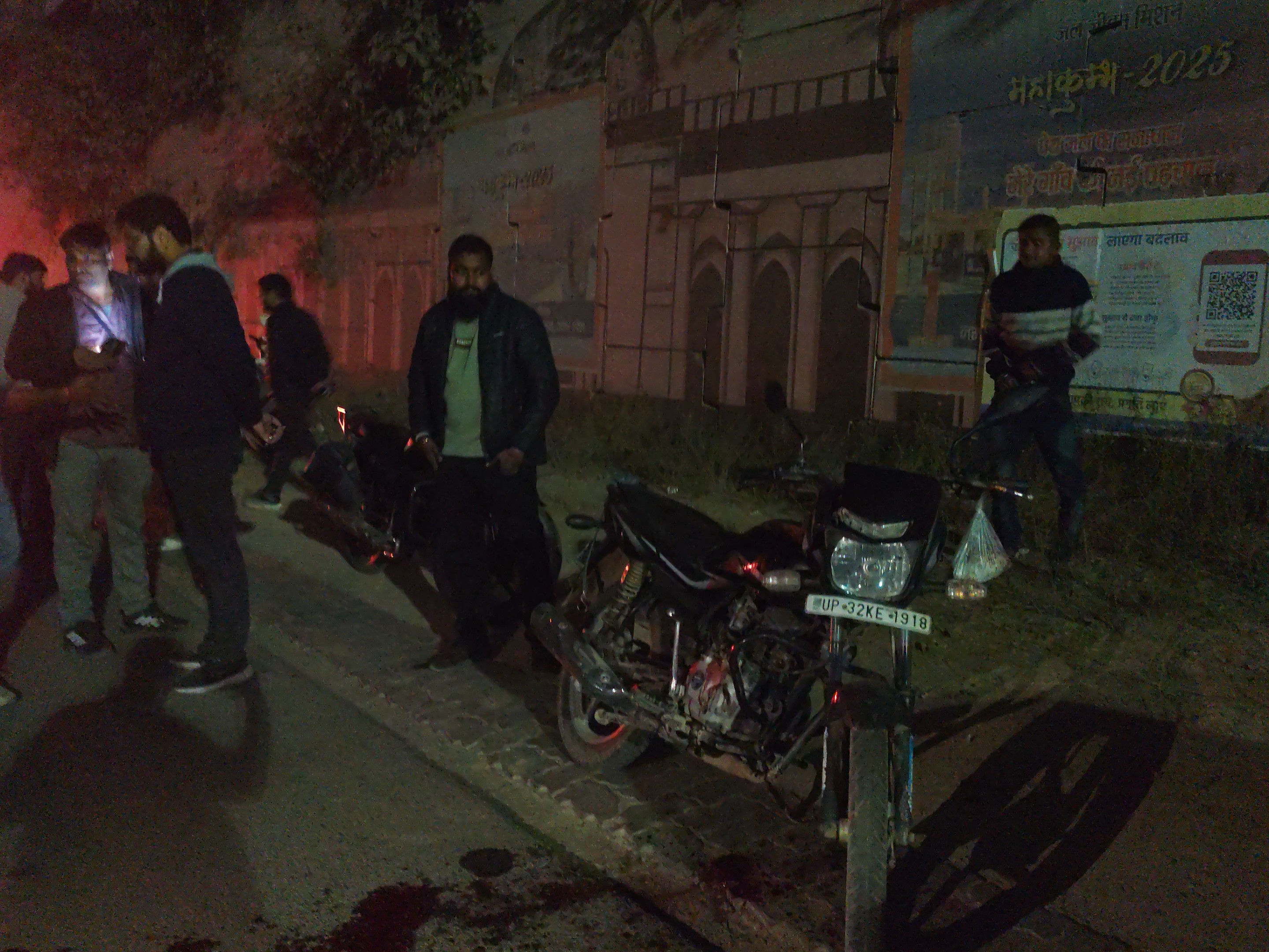 राहगीरों ने घटना की सूचना तत्काल पुलिस का दी। पुलिस ने युवक को अस्पताल पहुंचाया।