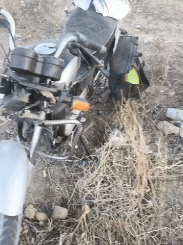 इस बाइक पर सवार एक युवक भी हादसे की चपेट में आ गया। उसके पैर का पंजा कटकर अलग हो गया।