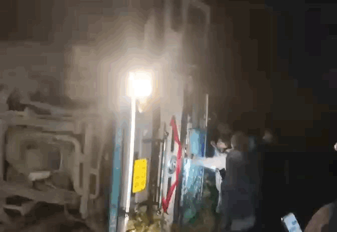 लोगों ने ड्राइवर खलासी को ट्रेलर से बाहर निकाला