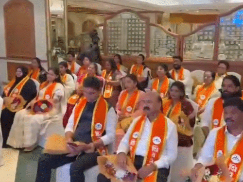 एकनाथ शिंदे ने 18 जनवरी की शाम बांद्रा के होटल में अपने सभी 29 पार्षदों से मुलाकात की।