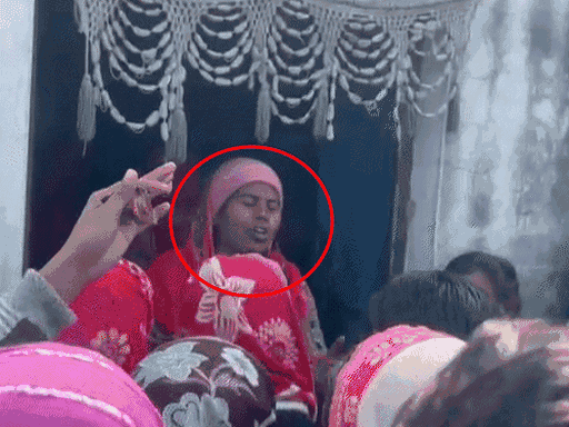 जीभ काटने के बाद महिलाओं ने ईशा को घेर लिया था।