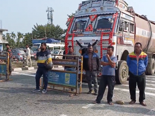 हाइवे जाम करने के बाद वाहनों की लंबी कतार लग गई।