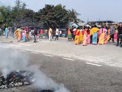 प्रदर्शनकारियों ने टायरों में आग लगाकर नेशनल हाइवे जाम किया।