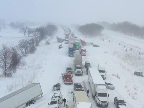 फुटेज में बर्फीले तूफान की वजह से हाईवे पर फंसे वाहन दिखाई दे रहे हैं।