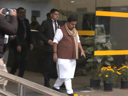 मंगलवार सुबह नितिन नबीन अपने घर से सिक्योरिटी के साथ निकले।