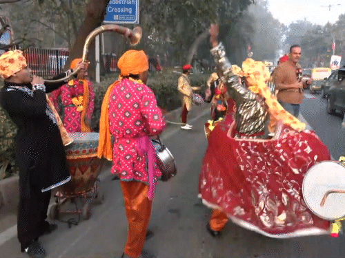 भाजपा मुख्यालय के बाहर सुबह से ही कलाकारों की प्रस्तुतियां चल रही हैं।