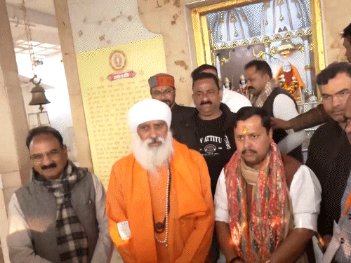 नितिन भगवान वाल्मीकि मंदिर भी गए, जहां दर्शन के बाद उन्हें सम्मानित किया गया।