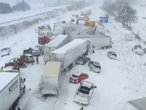 लो विजिबिलिटी के चलते कई ट्रक और गाड़ियां आपस में टकरा गए।